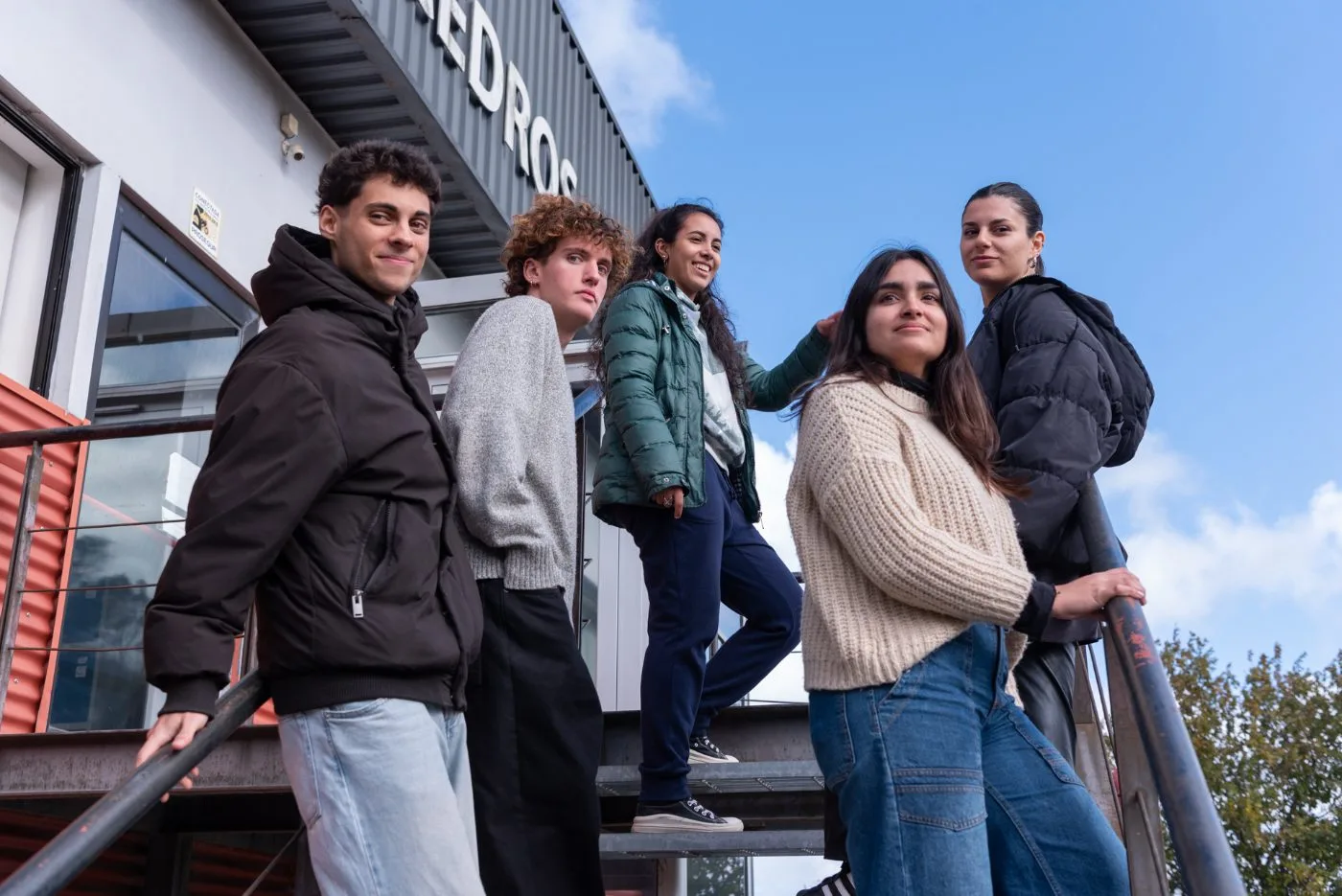 Estudiantes becarios frente a la UTU